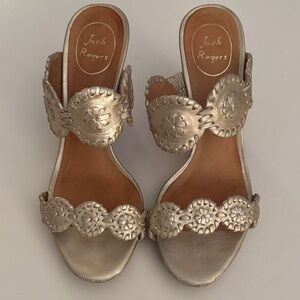 JACK ROGERS GOLD METALLIC LUCCIA WEDGES SIZE 8 PRELOVED GOOD CONDITION 4” WEDGE